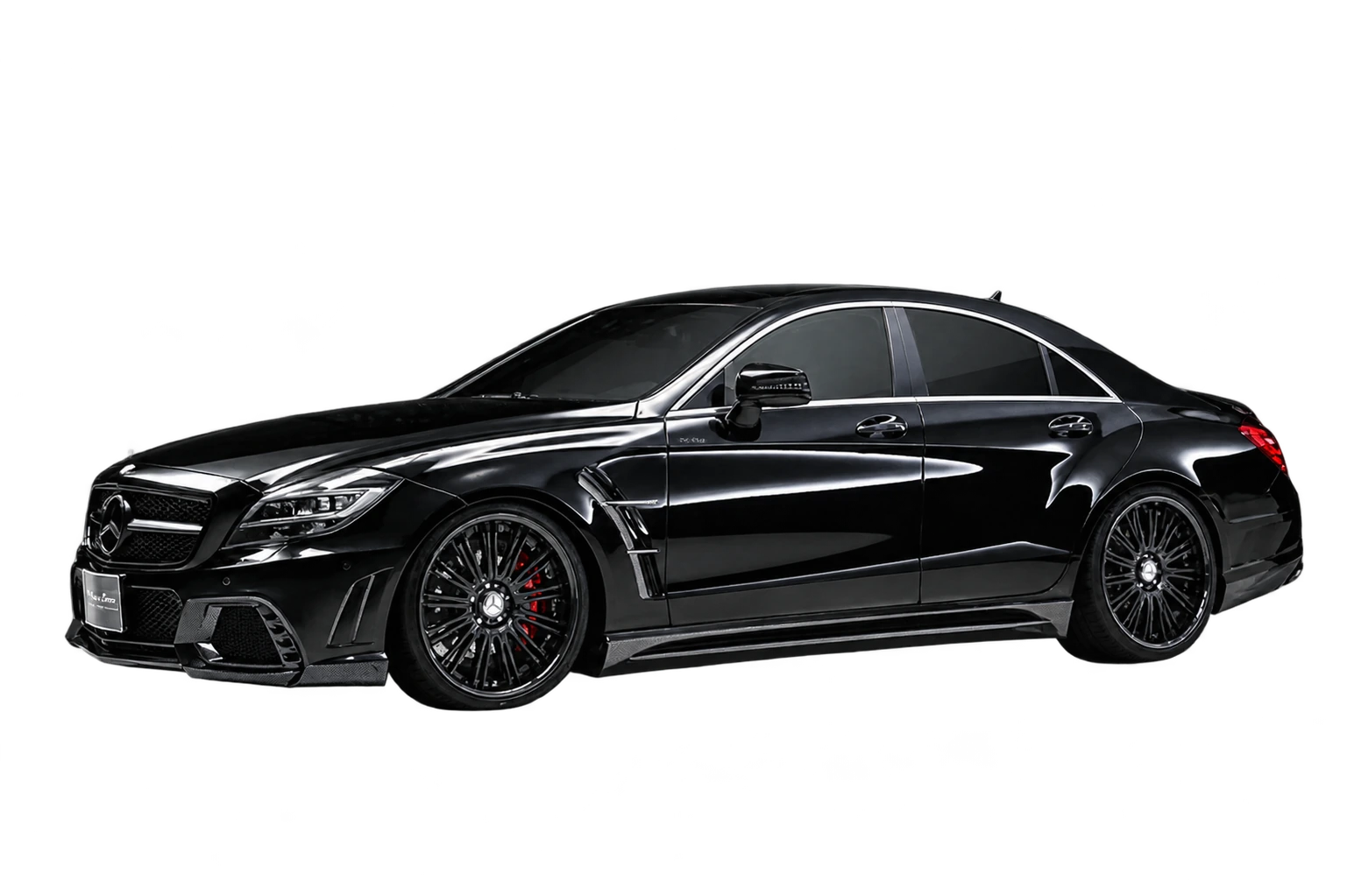 Чёрный Mercedes-Benz CLS в тёмной студии